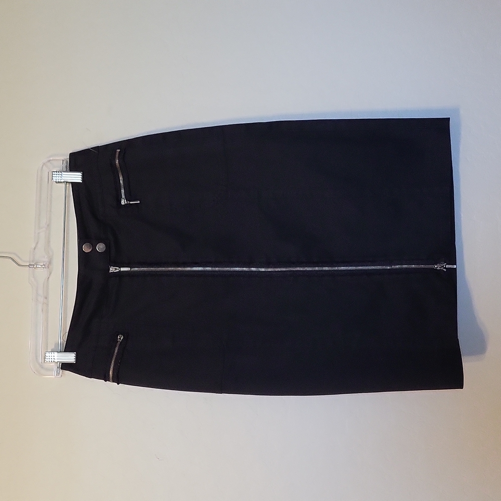 WOMYN Black Zipper Skirt Knee Length Two Zipper Pockets in Front Size 2